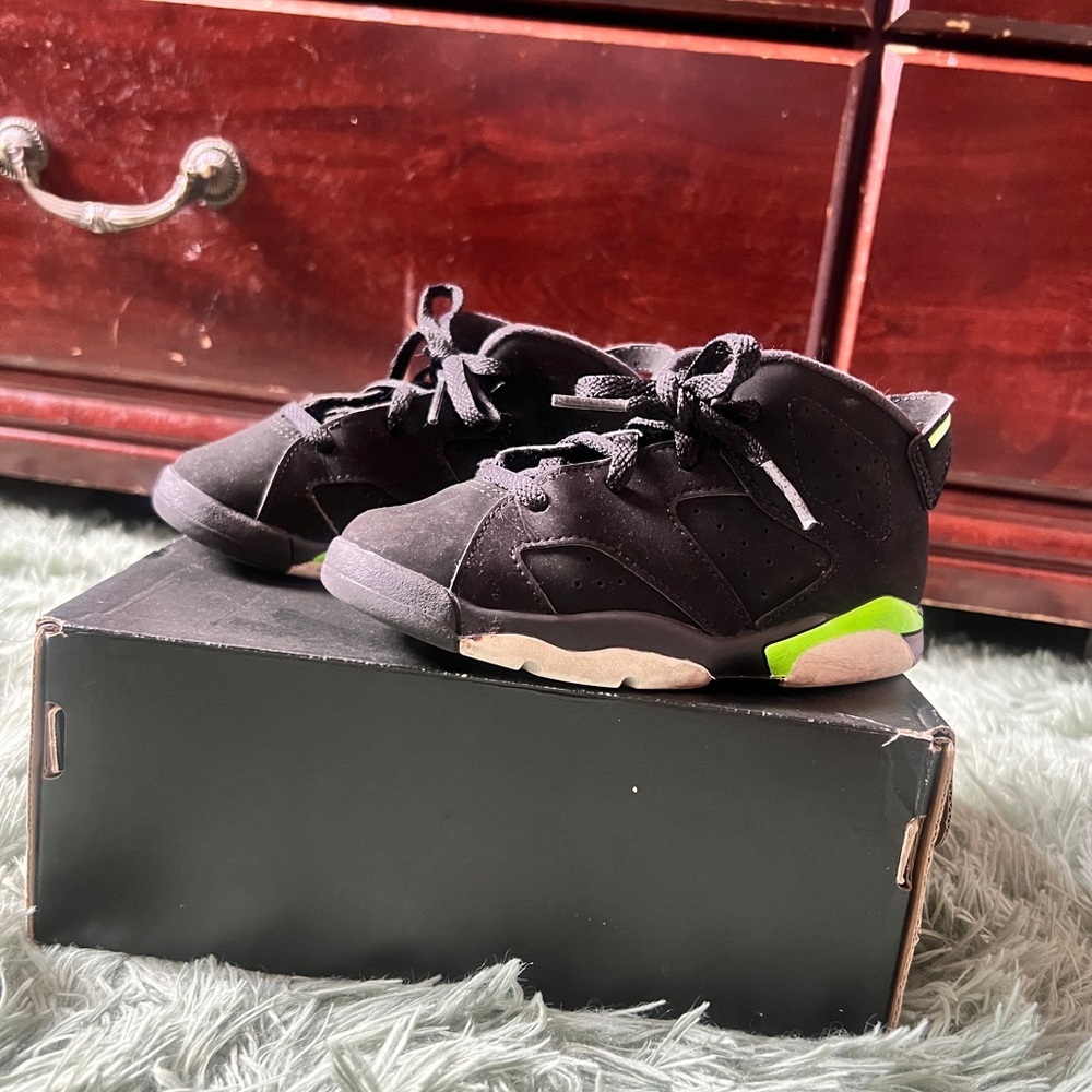 Jordan Black and Green Sneakers Versatile Design